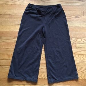 Black Lucy Capris - M